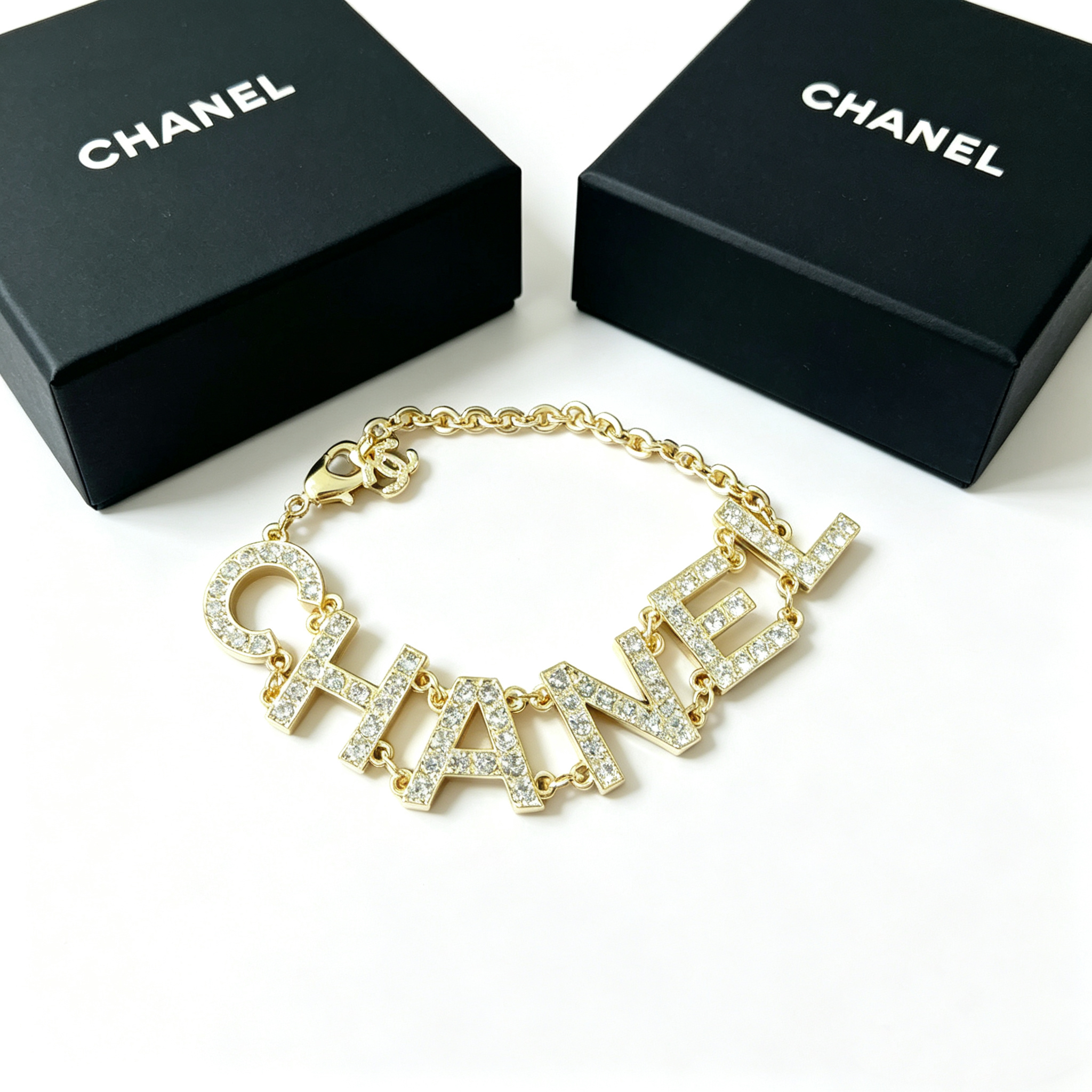 C—Metal Bracelet Pendant with Diamond Inlay3