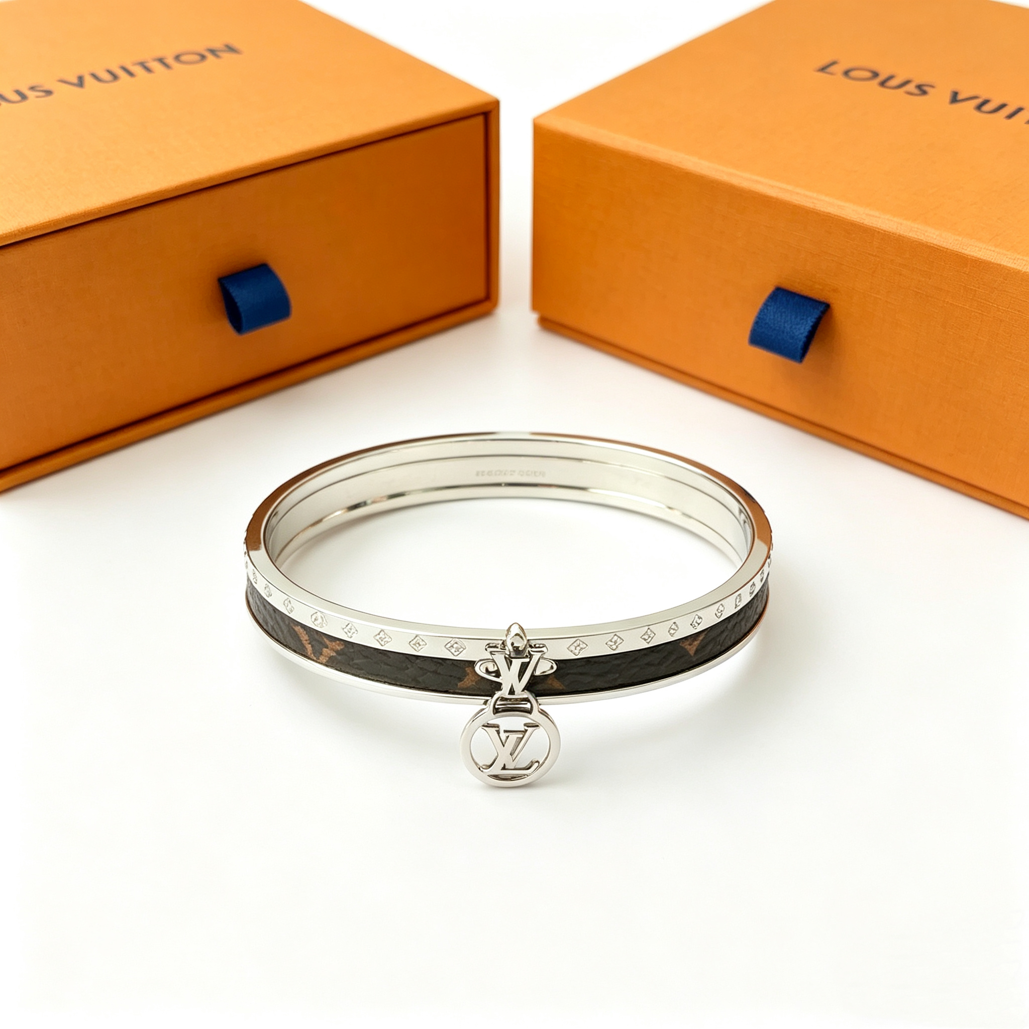 L — Leather Pendant Logo Single Layer Bracelet