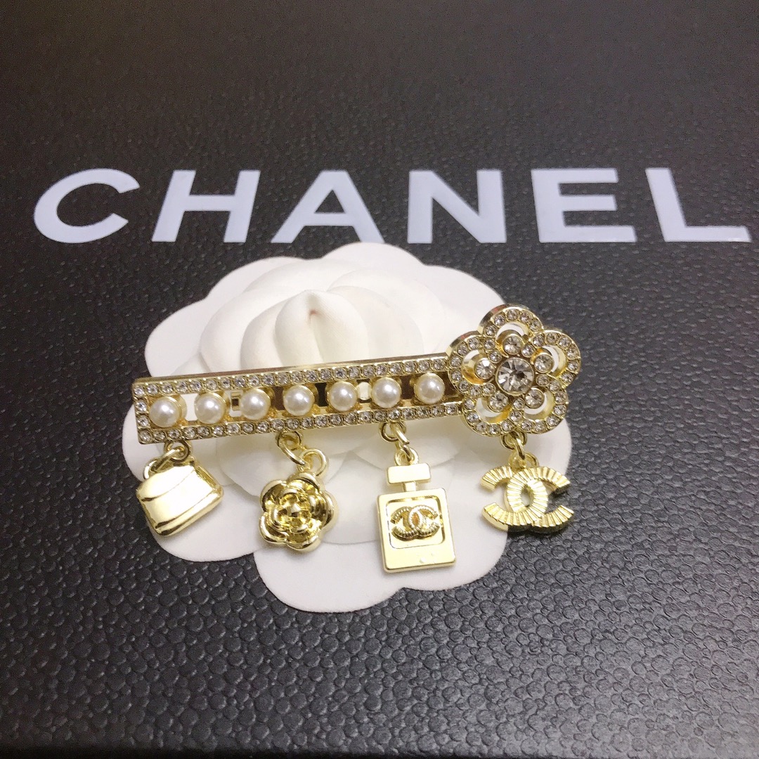 CC-key Shape With pearls and  diamond 65MM*40MM