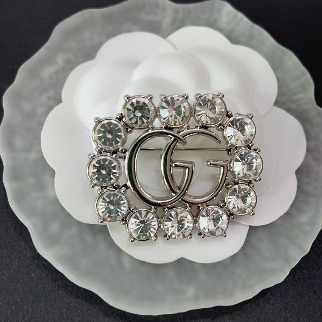 GG encircled by diamonds