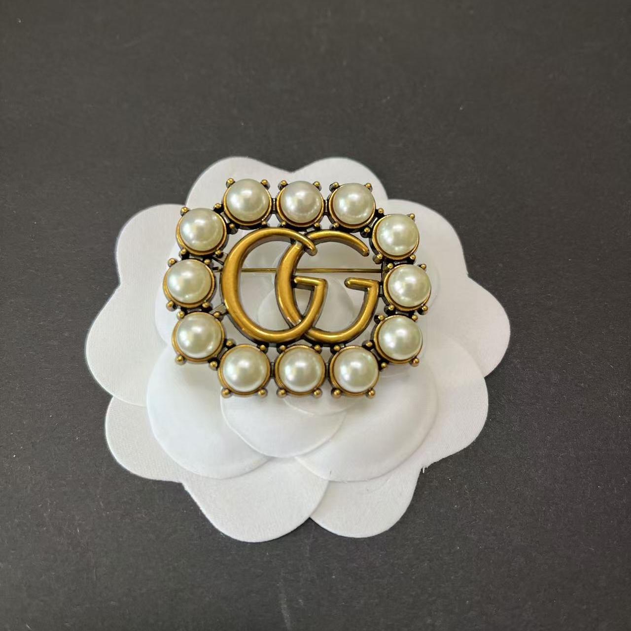 GG encircled by diamonds