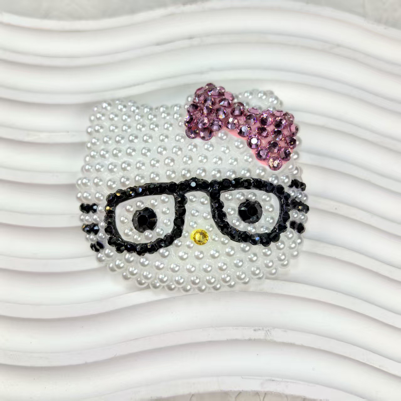 HK With diamonds and pearls wear glasses 64MM*57MM