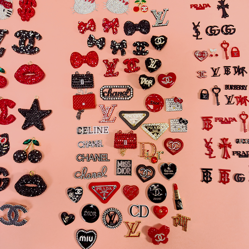 50-100PCS MIX RED-BLACK LUX CHARMS