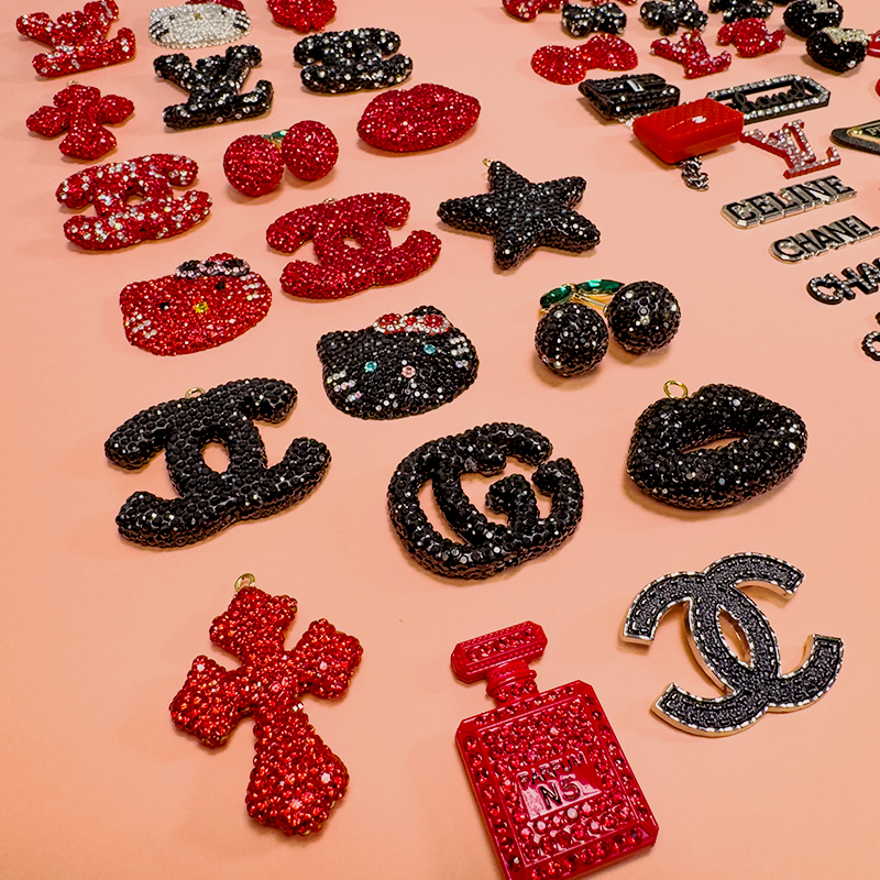 50-100PCS MIX RED-BLACK LUX CHARMS