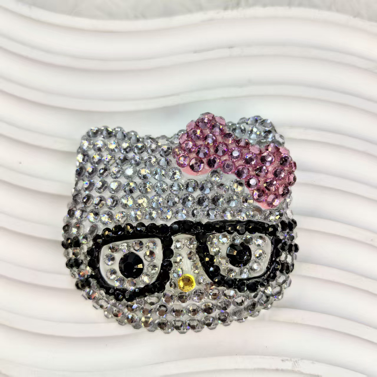 HK With diamonds and pearls wear glasses 64MM*57MM