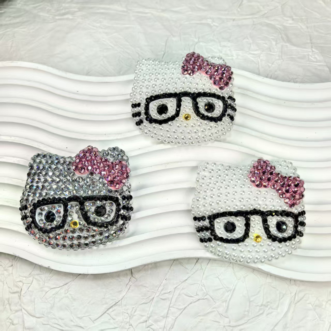 HK With diamonds and pearls wear glasses 64MM*57MM