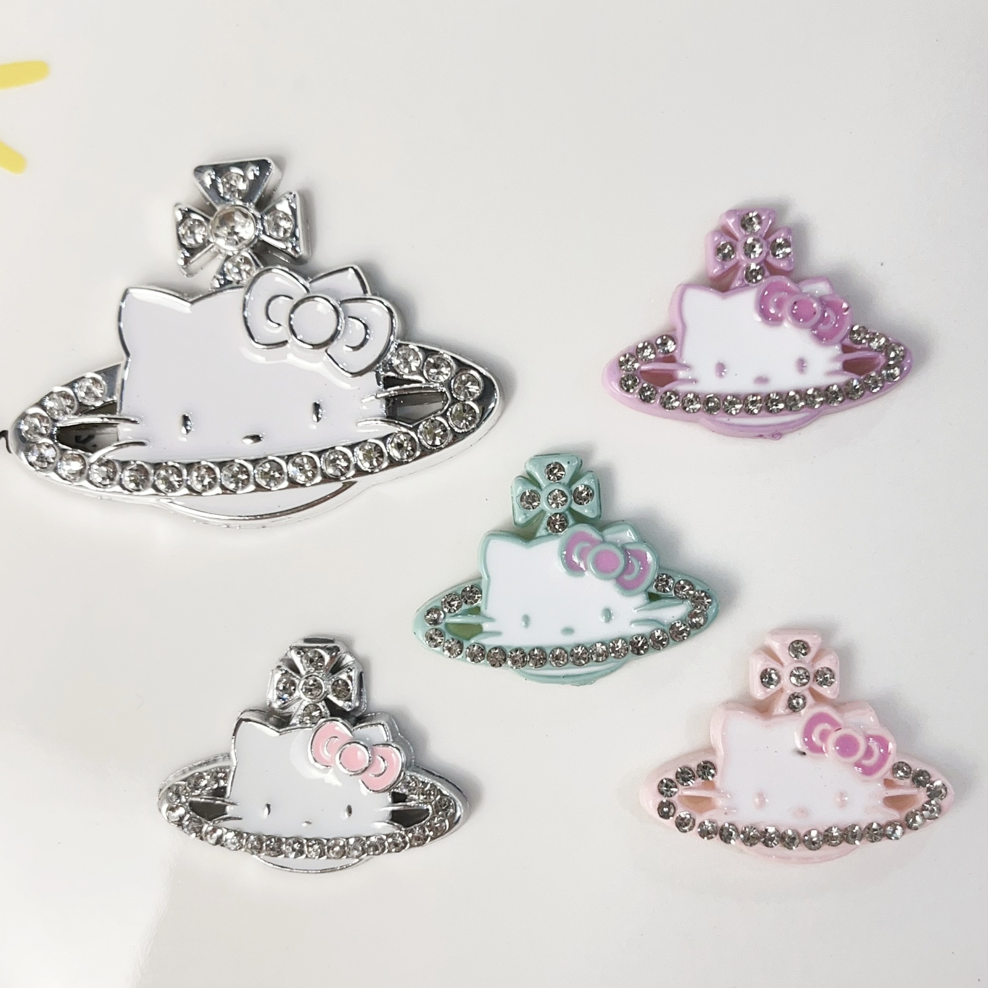 A Bag of（10PCS）Non-Metal Saturn Kitty With Diamonds