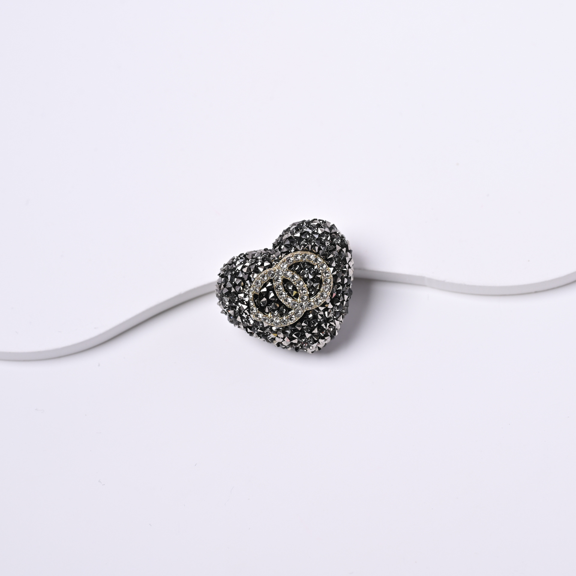 Love Shape Signage  With Diamonds cc 21MM*22MM